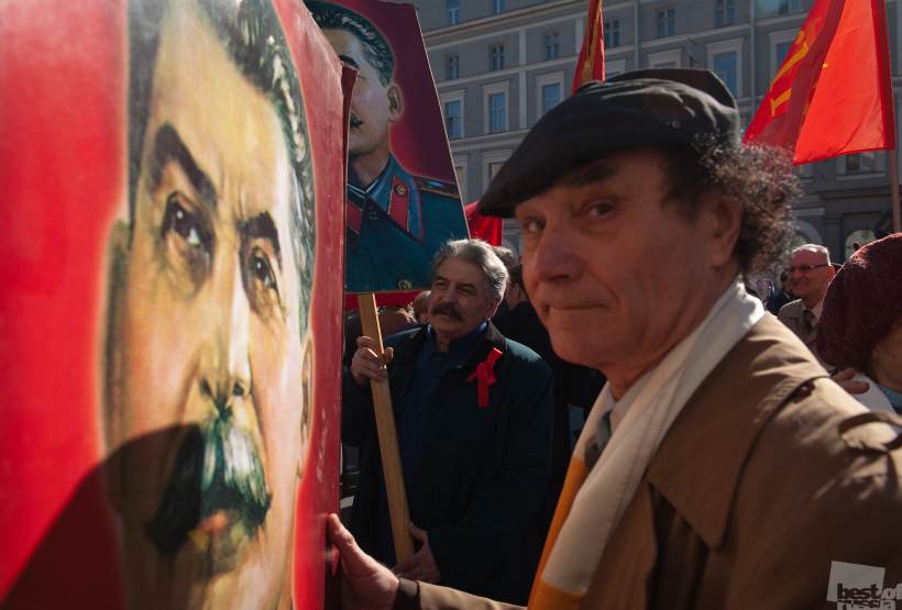 Участники первомайской демонстрации с агитационными плакатами