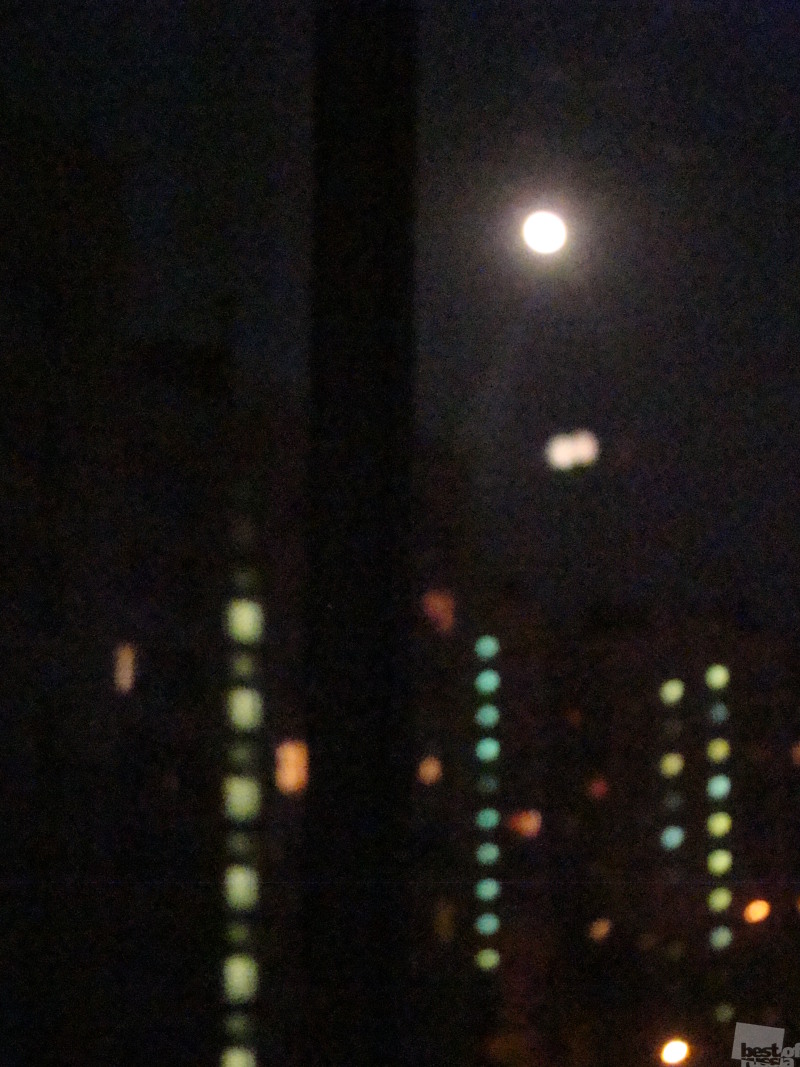 Из окна. Две Луны.