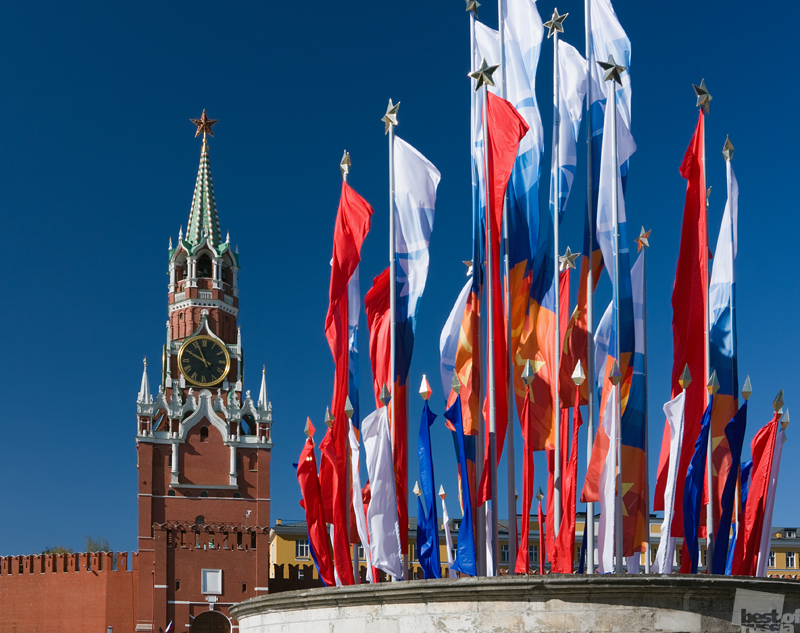 Флаги на фоне Спасской башни Кремля.