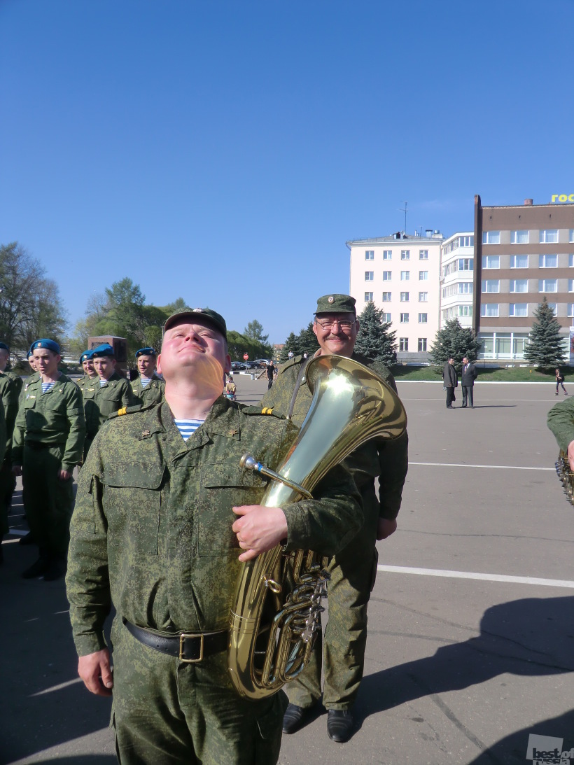 Весёлый военный трубач...