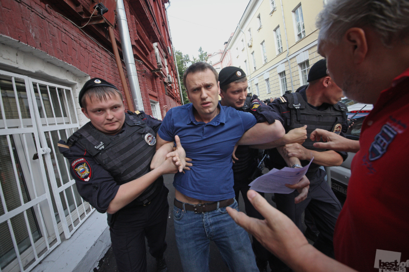 Как Навальный сдавал документы в Мосгоризбирком