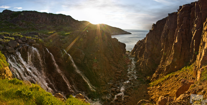 Водопад на побережье Баренцева моря