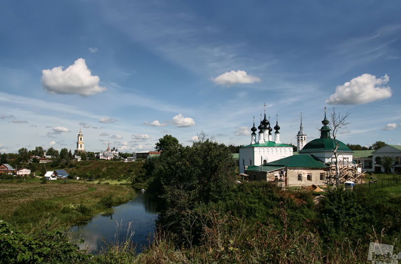 Белые церкви плывут в бесконечности