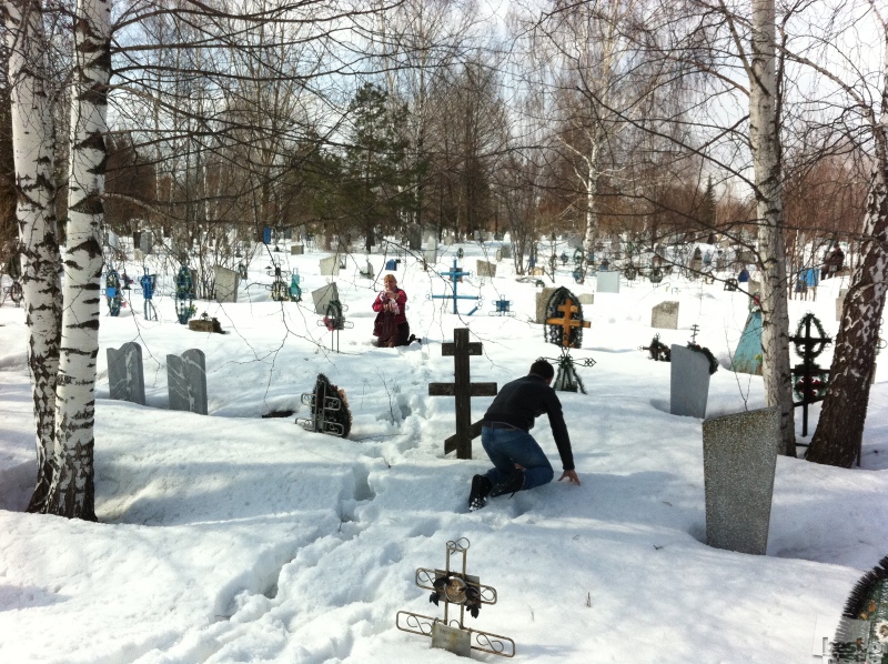 Посещение могилы в годовщину смерти. Зима.