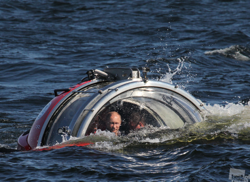 Президент Путин спускается на батискафе