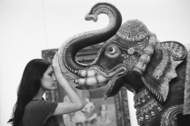Портрет девушки и слона
