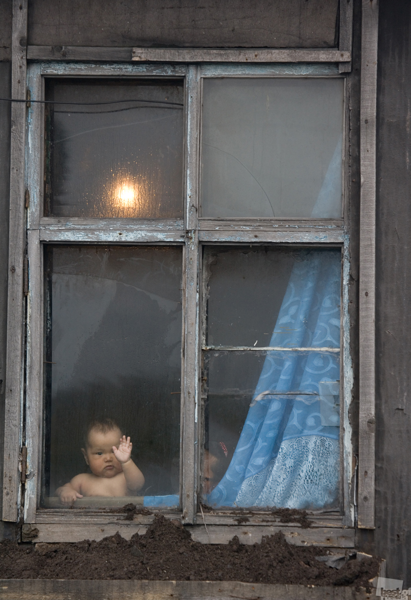 Девочка за окном.