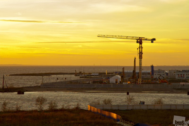 Строительство небоскреба "Газпрома" в лучах заходящего солнца.