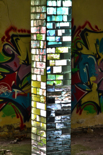 столб в развалинах зеркального зала