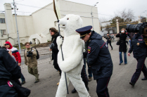 Медведь-провокатор на митинге Гринпис
