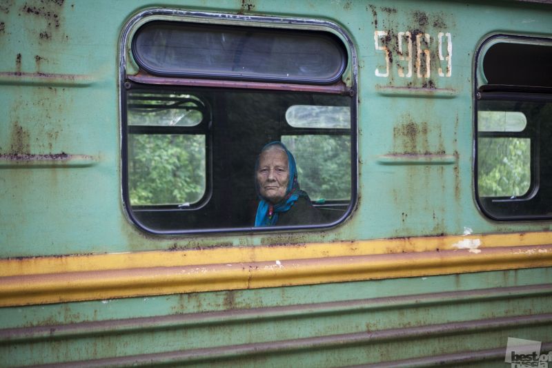 Пожилая пассажирка едет в поселок Каринторф
