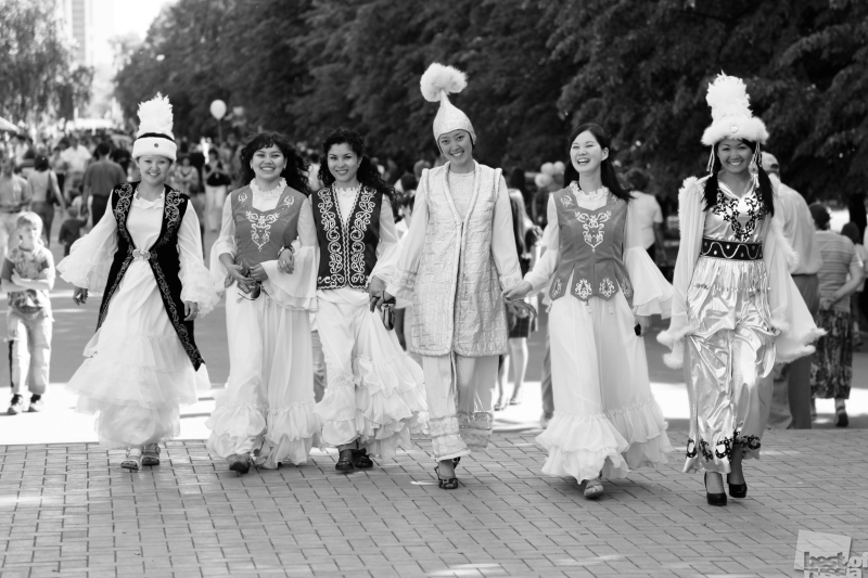 Казахские девушки в духе Соцреализма