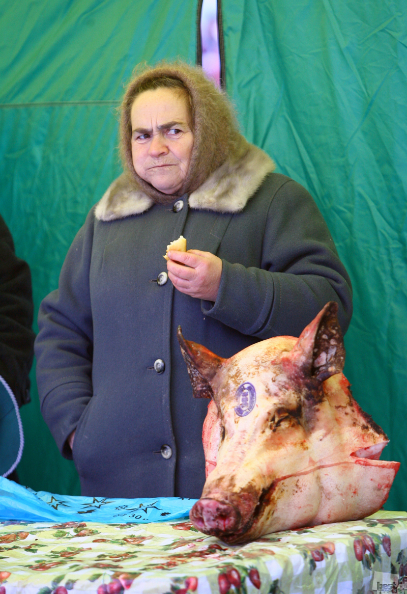 Продавщица свинины