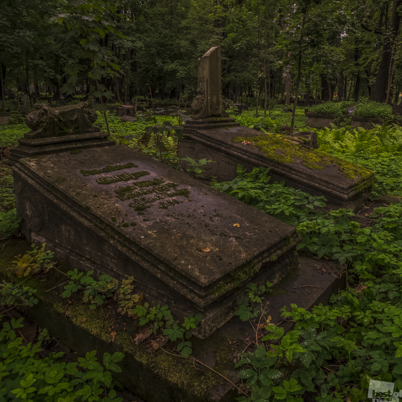 Старое надгробие