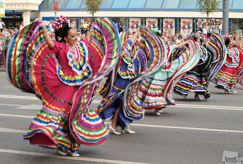 Танцует Мексика
