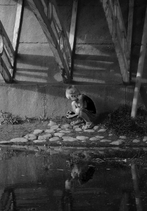 Ребенок под мостом