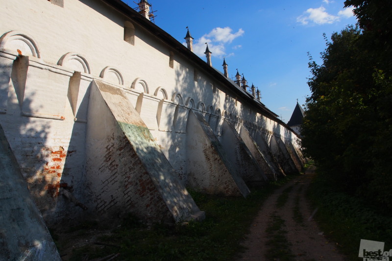 Стены древнего монастыря