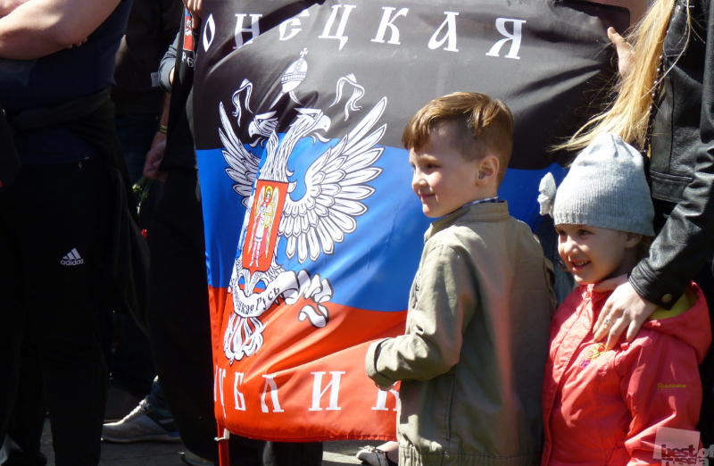 Дети и флаг республики