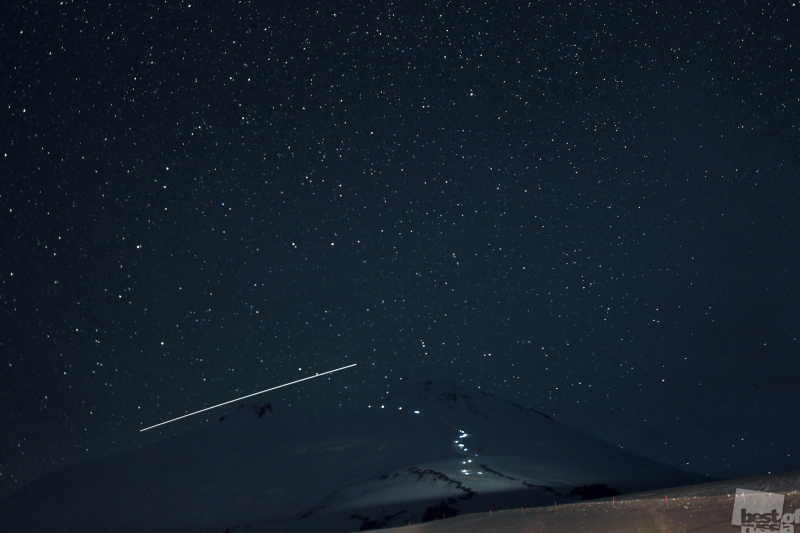 Звёздное небо над Эльбрусом.