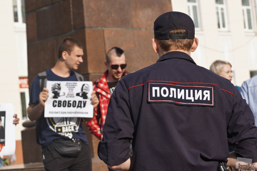 По разные стороны...
