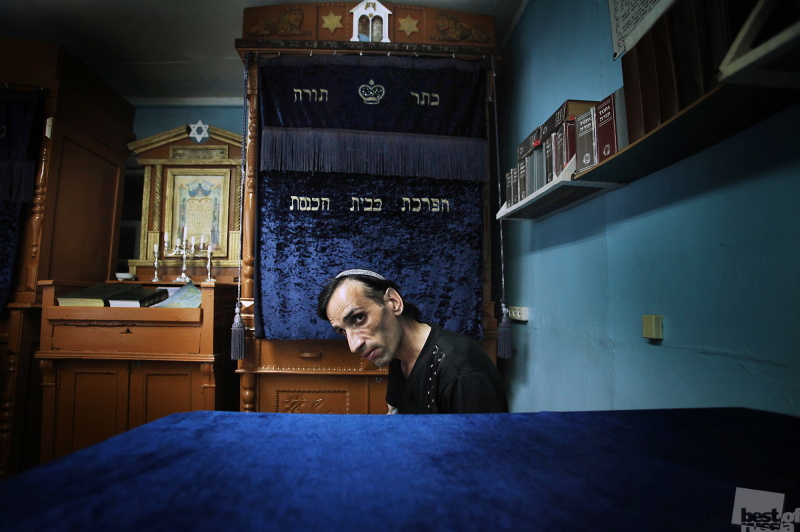 Felix in synagogue