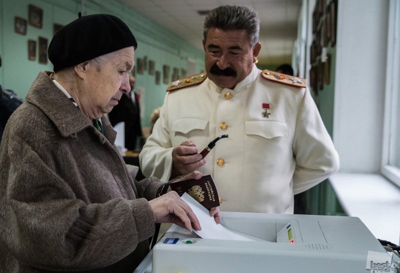 Двойник Иосифа Сталина на одном из участков для голосования во время выборов депутатов московской городской Думы.