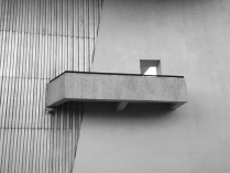 Балкон Циолковского на который он нервно выходил обдумывать новую параболическую оболочку дирижабля и в сумерках глядел на просторы Оки