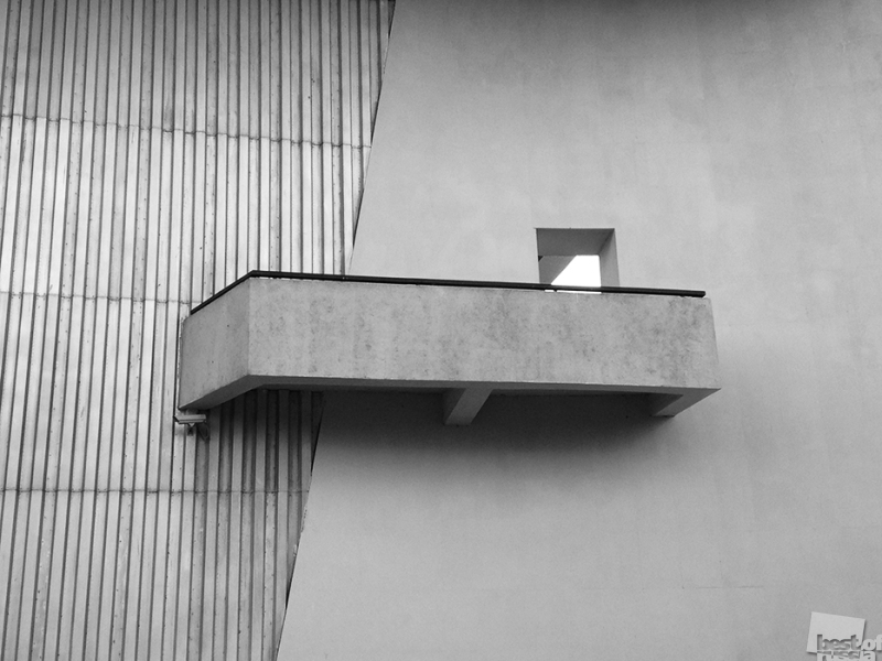 Балкон Циолковского на который он нервно выходил обдумывать новую параболическую оболочку дирижабля и в сумерках глядел на просторы Оки