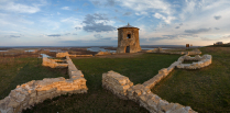 Древняя башня и руины булгарской крепости