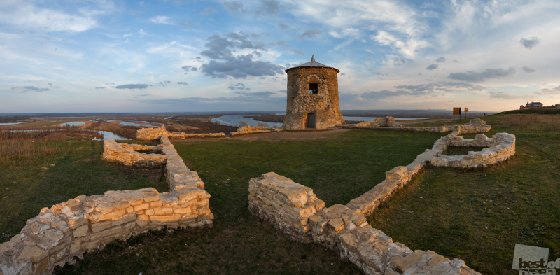 Древняя башня и руины булгарской крепости