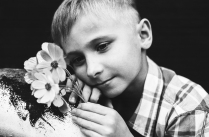 Портрет мальчика с цветами