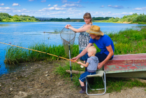 Молодая семья на рыбалке