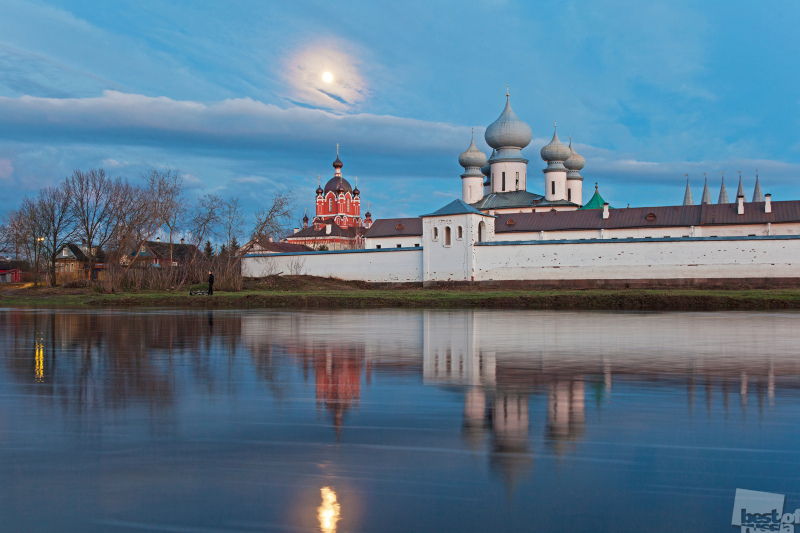 Тихвинский монастырь апрель стена