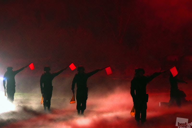 70 лет Победы. Красные флажки военных и дым от гаубиц заставляют вспомнить о зловещих моментах войны, которая вполне может повториться
