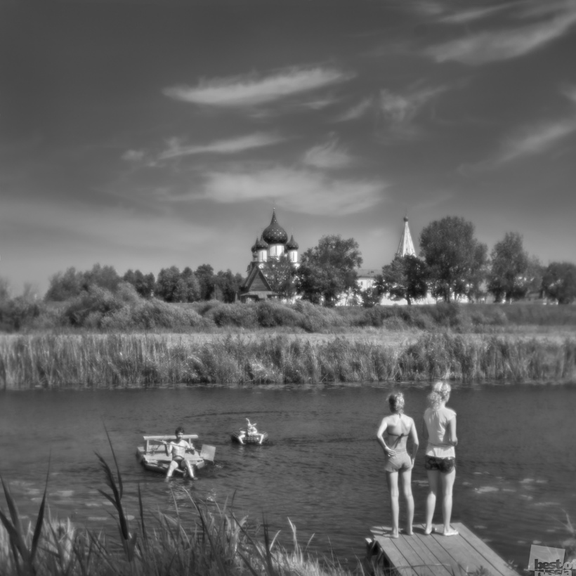 Суздаль. Летний день на речке Каменке. Монокль.