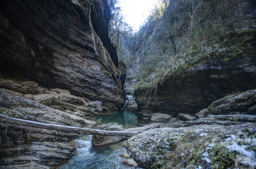 Камни в холодной воде