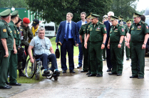 Министр обороны и инвалид