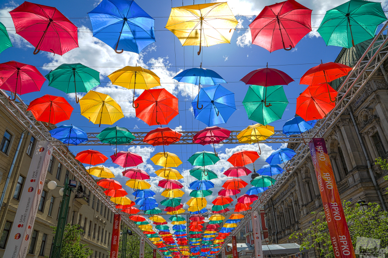 Улица парящих зонтиков.