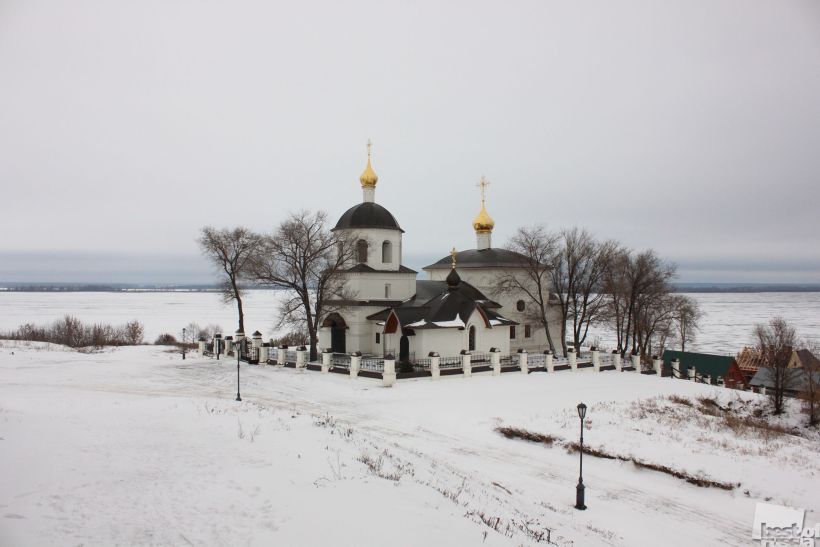Белым бело