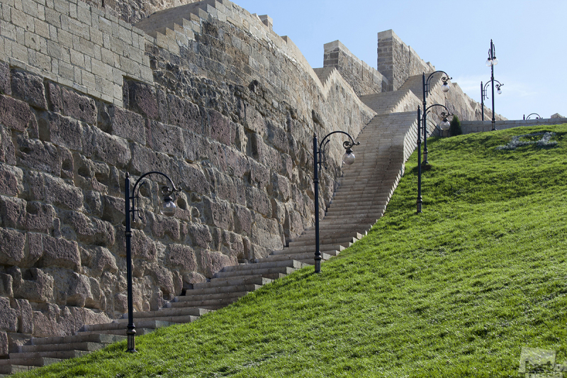 Стены крепости Нарын-Кала