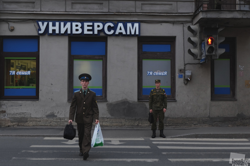 идёт на красный свет солдат