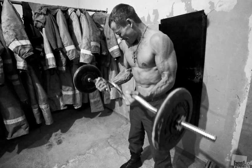 Боец пожарной части Алексей Решетников