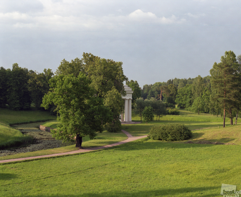 Известный вид Павловского парка на храм Дружбы.