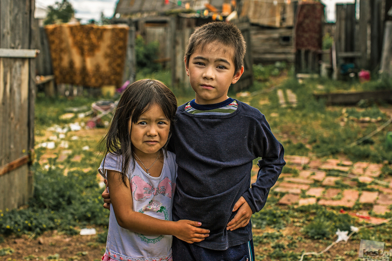 Дети в хакасской деревне