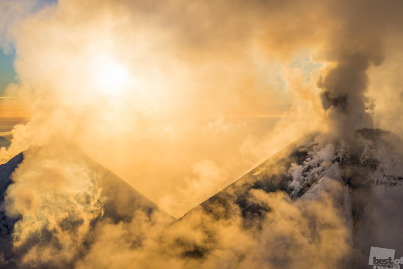 Вулкан Ключевская сопка в лучах восходящего солнца