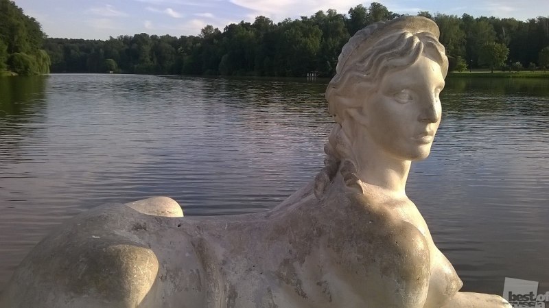 Скульптура на озере