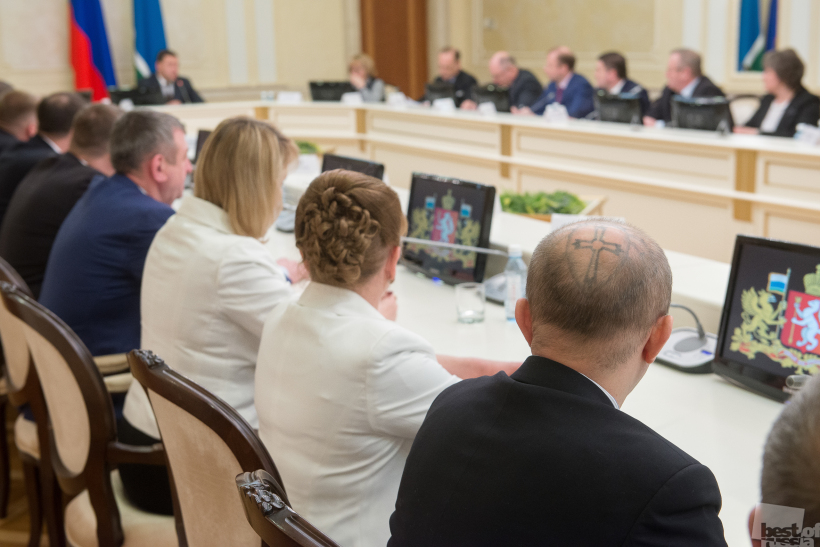 По одёжке