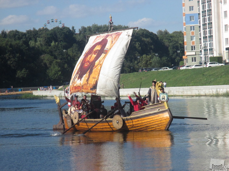 Царь Иван Грозный на ладье по реке Ока.