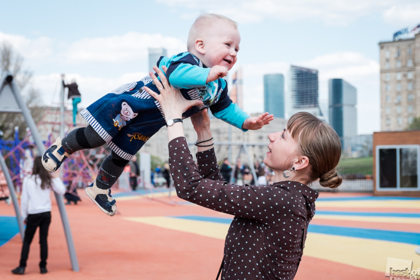 Малыш над городом