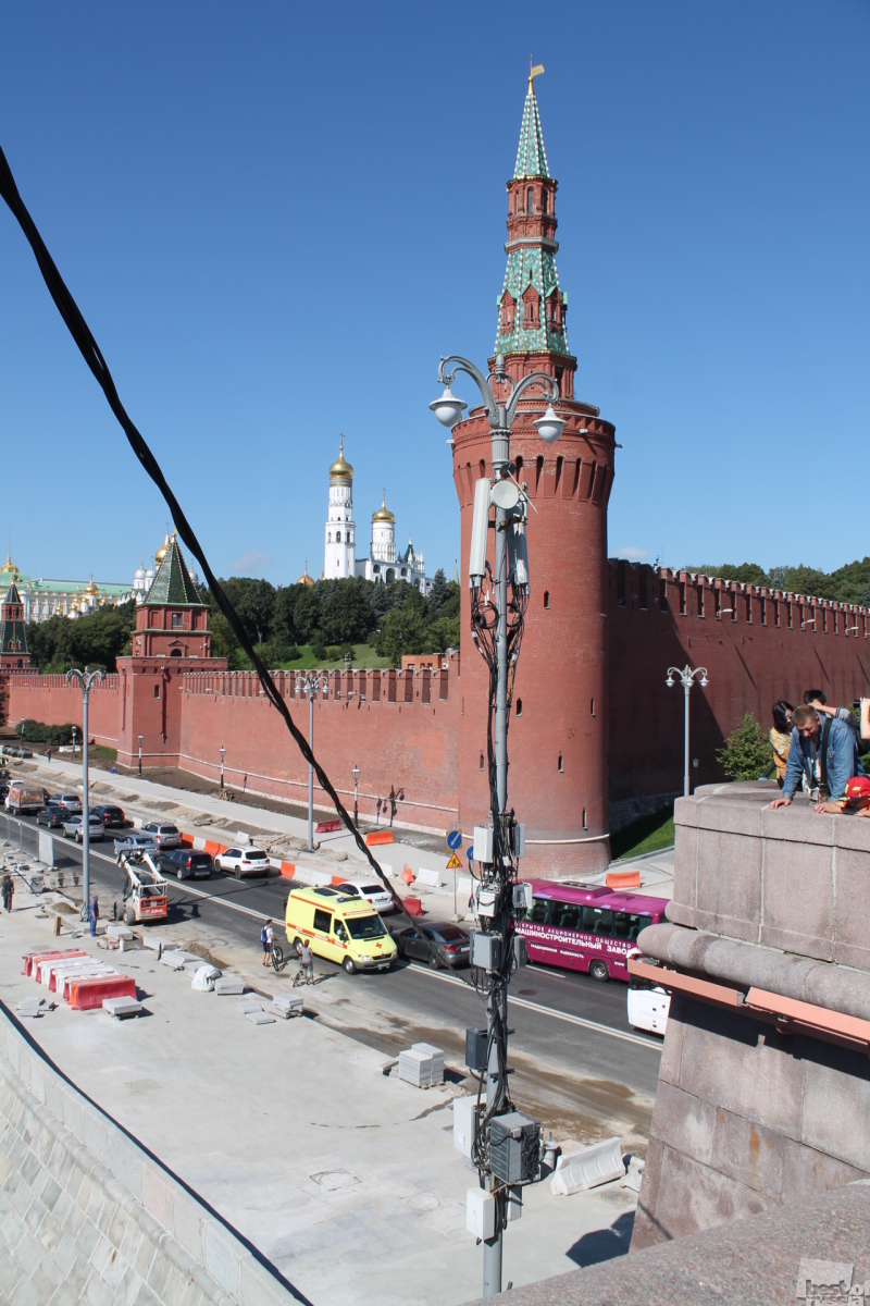 Сотовые антенны на фоне кремля